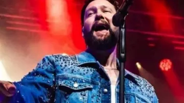 Chaqueta vaquera adornada con el concierto de Milán usada por Calum Scott como se ve en Concierto para Milán