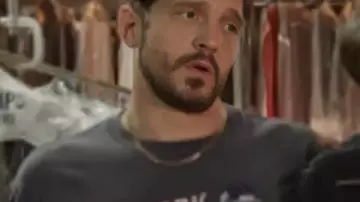 Only Murders In The Building Camiseta gráfica de los New York Giants usada por Oliver Putnam (Martin Short) como se ve en Only Murders in the Building (S05E09)