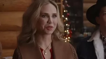 Fiona Gubelmann A Royal Montana Christmas 2025 Abrigo marrón con flecos usado por Victoria (Fiona Gubelmann) como se ve en A Royal Montana Christmas