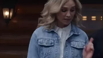 Chaqueta de mezclilla azul con flecos de Fiona Gubelmann usada por Victoria (Fiona Gubelmann) como se ve en A Royal Montana Christmas
