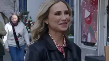 Una chaqueta de cuero de Royal Montana Christmas 2025 Fiona Gubelmann usada por Victoria (Fiona Gubelmann) como se ve en A Royal Montana Christmas