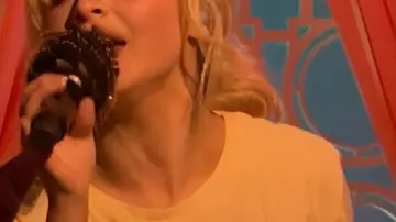 SNL S51 Manchild Live Top porté par (Sabrina Carpenter) comme on le voit dans Saturday Night Live