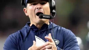 Chaqueta Anorak Seattle Seahawks 2025 usada por Mike Macdonald en Mike Macdonald en la victoria de la Semana 7 de #Seahawks vs The Texans | Show de Mike Macdonald | Deportes de Seattle