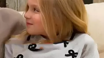 Kelly Spencer Pull à nœud gris comme on le voit dans The Bold and the Beautiful