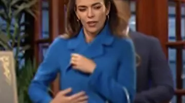 El joven y el inquieto abrigo azul con cinturón usado por Victoria Newman (Amelia Heinle) como se ve en El joven y el inquieto (S52)