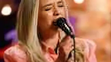 Camisa de cachemira rosa de The Voice usada por (Leyton Robinson) como se ve en The Voice (T28)