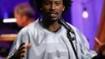 Camiseta de fútbol gris de The Voice usada por (Conrad Kahlil) como se ve en The Voice (T28)