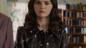 Only Murders in the Building Abrigo negro con ojales usado por Mabel Mora (Selena Gomez) como se ve en Only Murders in the Building (S05E09)