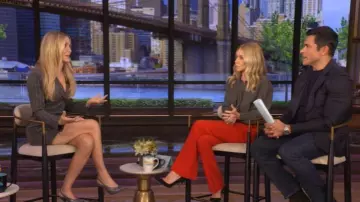 Fleur du mal Maxwell Blazer Dress usado por Jessica Capshaw como se ve en LIVE with Kelly and Mark el 22 de octubre de 2025