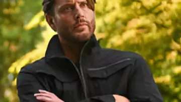 Tracker S03 Jensen Ackles Chaqueta Negra Denim como se ve en Tracker (S03E01)