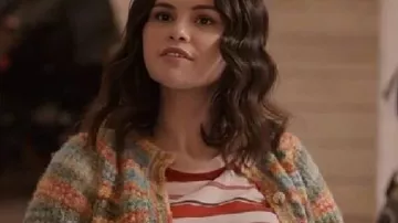 Cardigan multicolore Only Murders in the Building porté par Mabel Mora (Selena Gomez) comme on le voit dans Only Murders in the Building (S05E09)