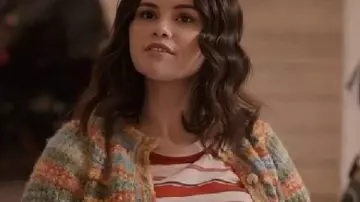 Only Murders in the Building Cárdigan multicolor usado por Mabel Mora (Selena Gomez) como se ve en Only Murders in the Building (S05E09)