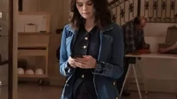 Manteau long en jean Only Murders in the Building porté par Mabel Mora (Selena Gomez) comme on le voit dans Only Murders in the Building (S05E09)