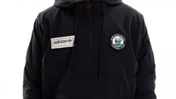Newcastle United SPZL F.C. Veste noire portée par Alexander Isak à Newcastle United Les fans font la queue pendant DIX heures pour acheter un produit Adidas SPZL FC à 230 £