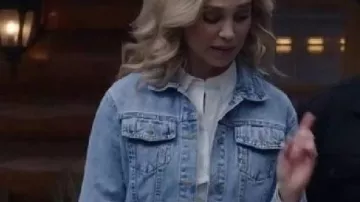 Una chaqueta de mezclilla con flecos de Royal Montana Christmas usada por Victoria (Fiona Gubelmann) como se ve en A Royal Montana Christmas