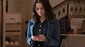 Only Murders In The Building S05 Abrigo de mezclilla de Mabel Mora usado por Mabel Mora (Selena Gomez) como se ve en Only Murders in the Building (S05E09)