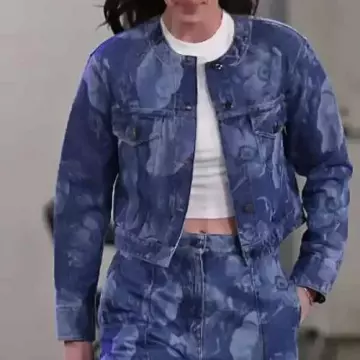 Chaqueta estampada de mezclilla azul usada por Caitlin Clark en Indiana Fever