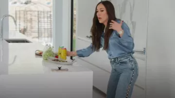 Simkhai Amelia Découpe Ornée Taille Haute Droite Jeans en Juno porté par Angie Katsanevas comme on le voit dans Les vraies femmes au foyer de Salt Lake City (S06E06)