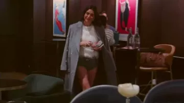 Simkhai Georgie Short en laine et cachemire mélangés ornés de cristaux en gris chiné porté par Bronwyn Newport comme on le voit dans The Real Housewives of Salt Lake City (S06E06)
