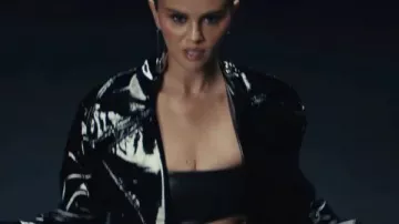 Selena Gomez En El Abrigo Negro Oscuro De Selena Gomez En Selena Gomez - En La Oscuridad (Video Musical Oficial)