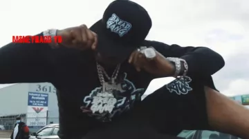 Merch Bread Gang Pantalones cortos de merchandising negros usados por Moneybagg Yo en Moneybagg Yo – Boffum feat. Big 30 [Video musical oficial]