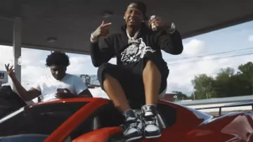 Merch Bread Gang Sudadera con capucha Merch negra usada por Moneybagg Yo en Moneybagg Yo – Boffum feat. Big 30 [Video musical oficial]