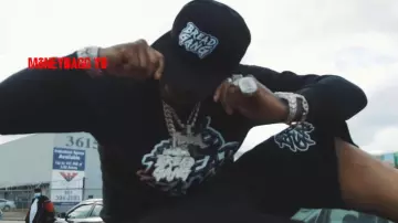 Merch Bread Gang Black Merch Snapback worn by Moneybagg Yo in Moneybagg Yo – Boffum feat. Big 30 [Official Music Video]