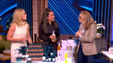 Blazer en laine mélangée à carreaux d’Eubée Rag and Bone porté par Annie Jackson comme on le voit dans The View le 22 octobre 2025