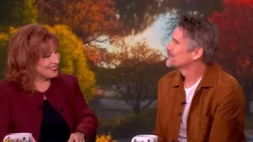 Tod's Chaqueta camisera usada por Ethan Hawke como se ve en The View el 22 de octubre de 2025