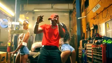 Polo de golf Nike Red Victory usado por Blac Youngsta en Moneybagg Yo, Blac Youngsta - Trickin (Video musical oficial)