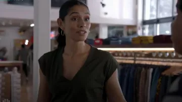 Frame Le Mid Rise V-Neck T-Shirt en Surplus porté par Stella Kidd (Miranda Rae Mayo) comme on le voit dans Chicago Fire (S14E03)