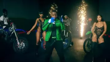 Blouson de moto en cuir vert fluo diesel porté par Blac Youngsta dans Moneybagg Yo, Blac Youngsta – Super Hot (Clip Officiel)