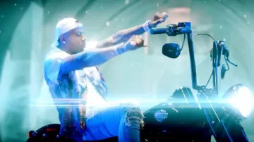 Amiri Dirty Indigo & Navy Bandana MX1 Jeans usados por Moneybagg Yo en Moneybagg Yo, Blac Youngsta – Super Hot (Video musical oficial)