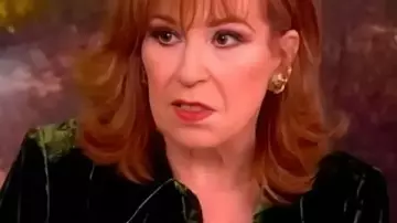 Chaqueta de terciopelo verde Joy Behar usada por Joy Behar como se ve en The View