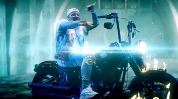 Baskets Dior B22 blanches et bleu fluo portées par Moneybagg Yo dans Moneybagg Yo, Blac Youngsta – Super Hot (Clip officiel)