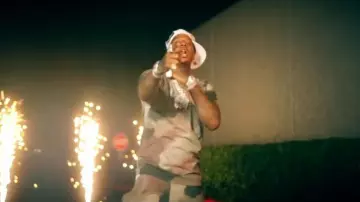 Off White Brown Camo Stencil Arrows Shorts porté par Moneybagg Yo dans Moneybagg Yo, Blac Youngsta – Super Hot (Clip Officiel)