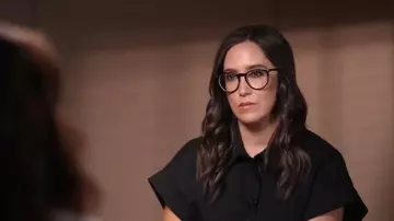 Blusa plisada Exquise The Tobie Edición de doble hebilla usada por Savannah Sellers como se ve en Today el 22 de octubre de 2025