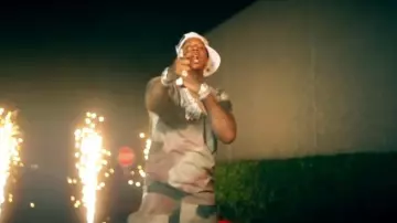 Off White Brown Camo Stencil Arrows T Shirt porté par Moneybagg Yo dans Moneybagg Yo, Blac Youngsta - Super Hot (Clip Officiel)