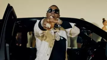 Dior x Daniel Arsham White Denim Newspaper Jacket porté par Moneybagg Yo dans Moneybagg Yo - 123 feat. Blac Youngsta (Official Music Video) ft. Blac Youngsta