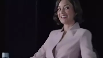 Marion Cotillard The Morning Show S04 Blazer cruzado rosa usado por Celine Dumont (Marion Cotillard) como se ve en The Morning Show (S04E06)