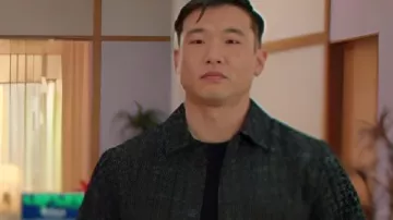 Joel Kim Booster Loot S03 Veste en tweed gris portée par Nicholas (Joel Kim Booster) comme on le voit dans Loot