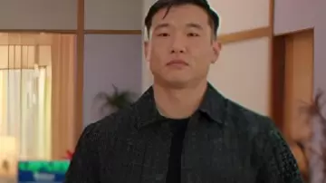 Joel Kim Booster Loot S03 Veste en tweed gris portée par Nicholas (Joel Kim Booster) comme on le voit dans Loot