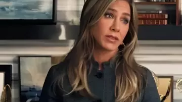 The Morning Show S04 Jennifer Aniston Chaqueta gris de manga corta usada por Alex Levy (Jennifer Aniston) como se ve en The Morning Show (S04E06)