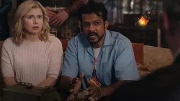 Camiseta gris de aliento de fuego de Dungeons & Dragons usada por Jay Arondekar (Utkarsh Ambudkar) como se ve en Ghosts (S05E01)