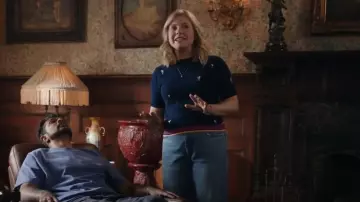 Camiseta de cóctel de cachemira con bordado Brodie usada por Samantha Arondekar (Rose McIver) como se ve en Ghosts (S05E01)