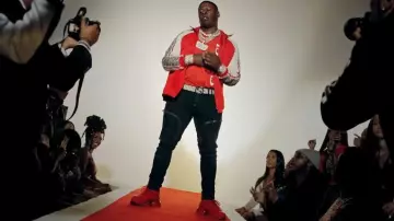 Gucci Ceinture GG Beige & Black Trimley GG portée par Blac Youngsta en Moneybagg Yo - 123 feat. Blac Youngsta (Official Music Video) ft. Blac Youngsta