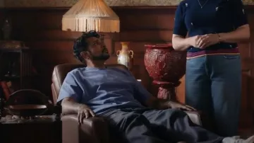 T-shirt Carstart Stonewash en cobalt porté par Jay Arondekar (Utkarsh Ambudkar) comme on le voit dans Ghosts (S05E01)