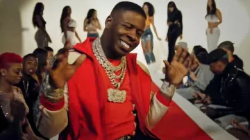 Gucci Veste de survêtement à rayures GG à manches rouges et blanches portée par Blac Youngsta dans Moneybagg Yo - 123 feat. Blac Youngsta (Official Music Video) ft. Blac Youngsta