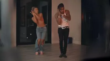 Jeans de survêtement Amiri Black & Red Stripe porté par DDG dans DDG - Moonwalking in Calabasas Remix (feat. Blueface) [Clip Officiel]
