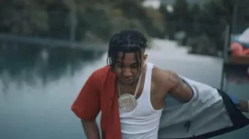 Prada Red & Black Horse Double Match Shirt porté par DDG dans DDG - Moonwalking in Calabasas Remix (feat. Blueface) [Clip officiel]